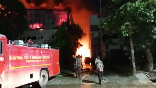 बावल में फैक्ट्री में लगी आग बुझाते दमकलकर्मी। फोटो: जागरण