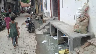 सरल कुंज कालोनी में नाली ओवरफ्लो होकर गली में बह रहा पानी। जागरण