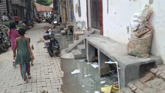 'रिश्तेदारों को भी घर बुलाने में आती है शर्म', लोनी की इस कॉलोनी में नालियों के पानी ने किया लोगों का जीना मुहाल
