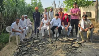 ग्रामीणों का प्रदर्शन जारी। जागरण