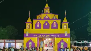 कलश स्थापना के लिए राजगढ़ से एक पैर पर मिट्टी लाने की अनूठी विधि अपनाई जाती है।
