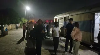 ओएचई टूटने से थमे ट्रेनों के पहिये। जागरण