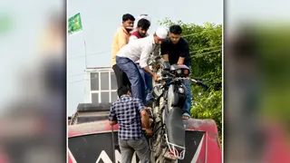 शहीद भगत सिंह चौकी के नजदीक स्लीपर बस पर बाइक चढ़ाते लोग। जागरण