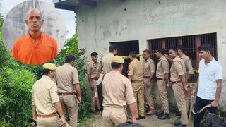 घटनास्थल पर जांच करती पुलिस टीम। इनसेट में मृतक साधु का फाइल फोटो।