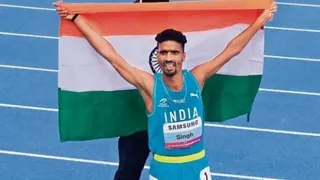 एशियन गेम्स में रजत पदक जीतने के बाद तिरंगा लहराते गुलवीर।