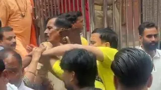 बांकेबिहारी मंदिर के बाहर भिड़ते श्रद्धालु और सिक्योरिटी गार्ड्स।