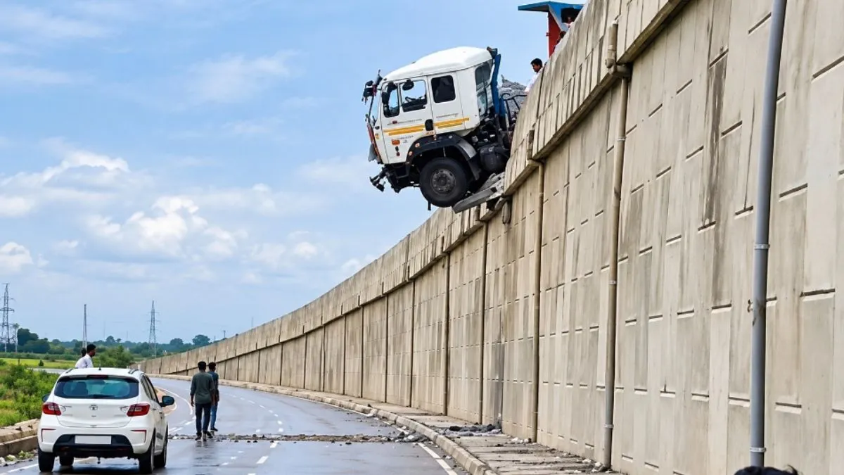 Bhagalpur Hywa Truck Hangs from Munger Mirzachowki Bridge