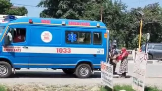 घायलों की सांस बचाने वाली एंबुलेंस में ढोए जा रहे मजदूर। जागरण