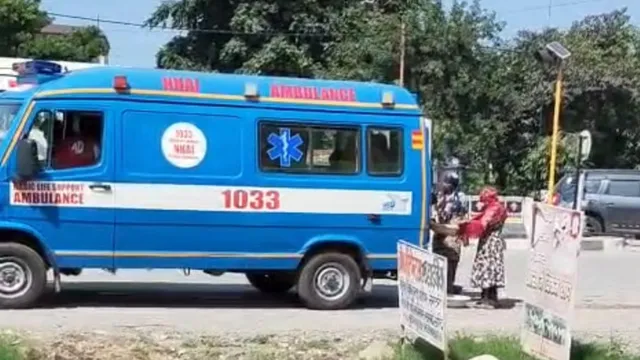 उत्तराखंड में स्वास्थ्य व्यवस्थाओं का हाल, घायलों की सांस बचाने वाली एंबुलेंस में ढोए जा रहे मजदूर