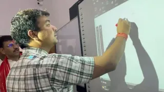 स्मार्ट क्लास में बच्चों को पढ़ाते डीएम दीपक कुमार मिश्र। जागरण