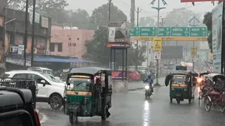 धनबाद के रणधीर वर्मा चौक पर भारी बारिश के बीच गुजरते वाहन। (फोटो जागरण)