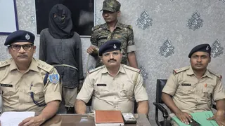 बेटे की हत्या के आरोप में दुमका पुलिस की गिरफ्त में कोर्नेलियुस मुर्मू । (फोटो जागरण)