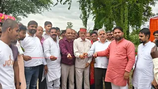 जलेसर विधानसभा क्षेत्र में सड़क निर्माण का शुभारंभ करते विधायक संजीव दिवाकर।