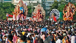 अनंत चतुर्दशी के दिन मुंबई भर में गणेश विसर्जन जुलूस शुरू।