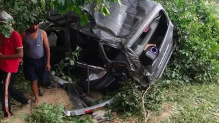 दुर्घटना के बाद बुरी तरह से क्षतिग्रस्त ईको वैन।