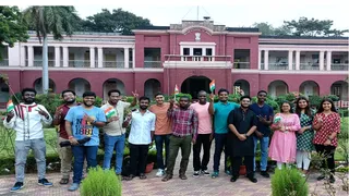 आइआइटी आइएसएम में खड़े छात्र-छात्रा। (फाइल फोटो)