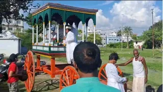 रथ पर विराजमान इंद्र भगवान। जागरण