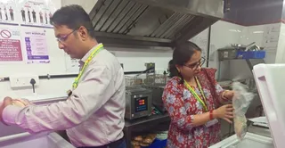 माल रोड के रेस्तरा में लखनऊ से आई टीम जांच करते हुए। सौ. विभाग