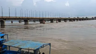 कासगंज में कछला घाट पर शुक्रवार को गंगा के जलस्तर में उछाल दर्ज किया गया।