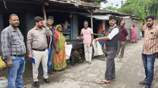 जमीन मापी करती टीम। (जागरण)