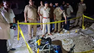 मुठभेड़ स्थल पर पड़ी हत्यारों की बाइक।