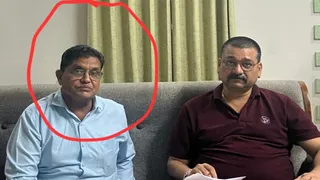 मुख्य नपा अधिकारी गजानन नाफड़े (लाल घेरे में) को रिश्वत लेते लोकायुक्त ने दबोचा।