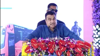 सुगम बस सेवा के शुभारंभ कार्यक्रम को संबोधित करते केंद्रीय सड़क परिवहन मंत्री नितिन गडकरी।