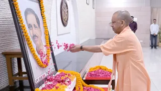 मुख्यमंत्री योगी आदित्यनाथ ने अपने सरकारी आवास से ही पंडित दीनदयाल उपाध्याय के चित्र पर पुष्पांजलि अर्पित की