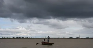भादौं की घनघोर घटाओं ने आसमान को अपने आगोश में लिया तो गंगा का किनारा भी मौसम की खूबसूरती से खिल उठा। मो.आरिफ