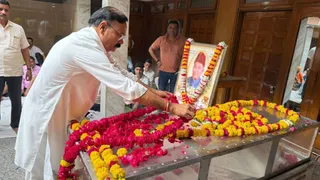 आगरा में राजपुर चुंगी स्थित घर पर विधायक छोटे लाल वर्मा को श्रद्धांजलि अर्पित करते सांसद राजकुमार चाहर।
