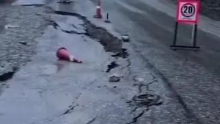 नेपाल में भारी बारिश से सड़कें धंसने लगीं।
