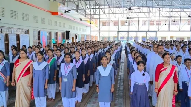 अयोध्या में वंदे मातरम के सामूहिक गान की ऊर्जा से प्रखर हुई राष्ट्रभक्ति की चेतना, हजार लोगों ने लिया भाग