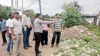 सिटी रेलवे स्टेशन के पास जलनिकासी व्यवस्था को लेकर निरीक्षण करते नगर आयुक्त संजीव कुमार मौर्य, साथ में अन्य अभियंता। सौ. निगम