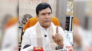 प्रेस वार्ता करते लोनी विधायक नंदकिशोर गुर्जर।