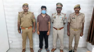 आगरा पुलिस की गिरफ्त में जालसाज जय सिंह राठौर उर्फ अजयवीर सिंह।