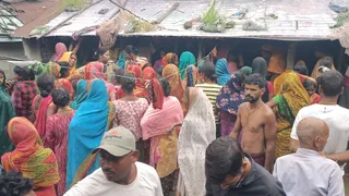 मृतका के घर पर जुटी लोगों की भीड़