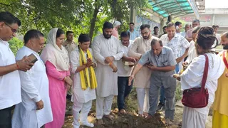 नजफगढ़ रोड पर भूमि पूजन कर राम द्वार का कार्य शुरू करते जनप्रतिनिधि व मंदिर महंत। प्रवक्ता