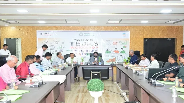 छोटा आइडिया, बड़ा कारोबार... चतरा के युवाओं को मिला स्टार्टअप का मंत्र, DC बोले- खुद रोजगार दें और दूसरों को भी
