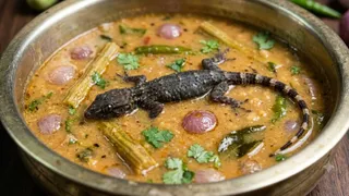 नाश्ते के सांभर में मिली मरी हुई छिपकली (यह तस्वीर AI की मदद से बनाई गई है।)