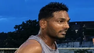 मऊ में युवक ने 35 किमी दौड़कर सांसद को बताई गांव की बदहाली।
