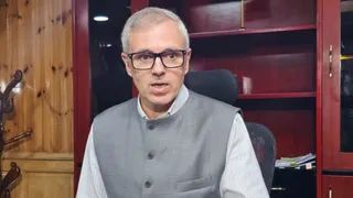 विधानसभा में हुए हंगामे के बाद पत्रकारों से बातचीत करते मुख्यमंत्री उमर अब्दुल्ला।