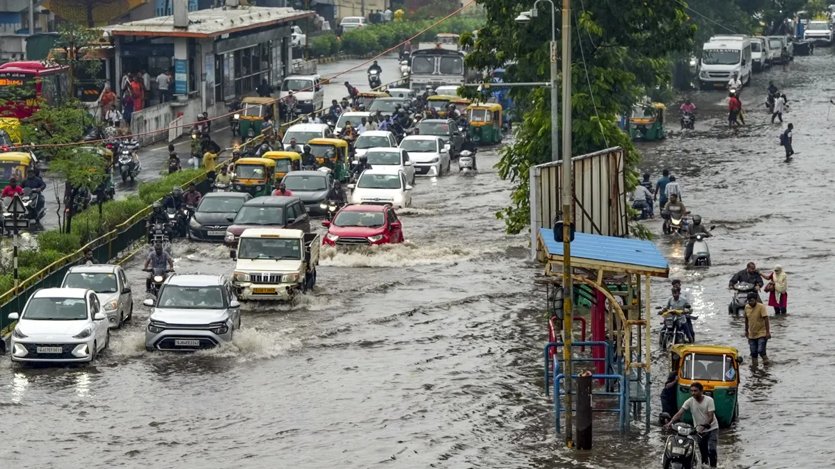 चक्रवात अर्नब का कहर: ओडिशा-आंध्र में मूसलाधार आफत, पुल डूबे और स्कूल बंद; दिल्ली समेत 22 राज्यों में बारिश का अलर्ट