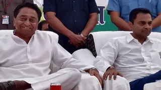कमल नाथ एवं नकुल नाथ। (फाइल फोटो)