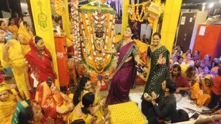 वाराणसी में लाट भैरव के हल्दी उत्सव में उमड़ी महिलाएं, गूंजे पारंपरिक मंगलगीत।