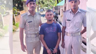पुलिस की गिरफ्त मेें आरोपित। फोटो सौ. पुलिस