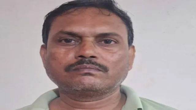 12 साल से फरार 50 हजार का इनामी माओवादी असम से गिरफ्तार, सामने आया बलिया से कनेक्शन. 12 साल से फरार 50 हजार का इनामी माओवादी असम से गिरफ्तार, सामने आया बलिया से कनेक्शन.