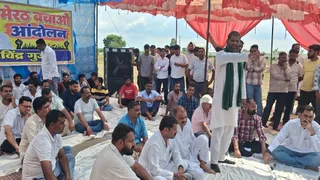 उल्देपुर में अनिश्चितकालीन धरने को संबोधित करते किसान नेता विजय राघव।