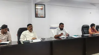 पूर्वी चंपारण में बैठक को संबोधित करते जिलाधिकारी। सौजन्य- जिला प्रशासन