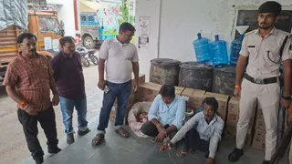 स्पिरिट और शराब के साथ गिरफ्तार धंधेबाजों के साथ उत्पाद विभाग की टीम। सौ. उत्पाद