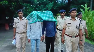 हथियार और मादक पदार्थ के साथ गिरफ्तार पिता पुत्र को ले जाती पुलिस: जागरण